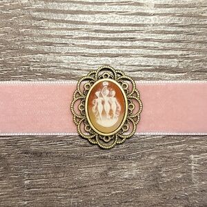 VELVET MUSE Three Graces Cameo Choker - Pink